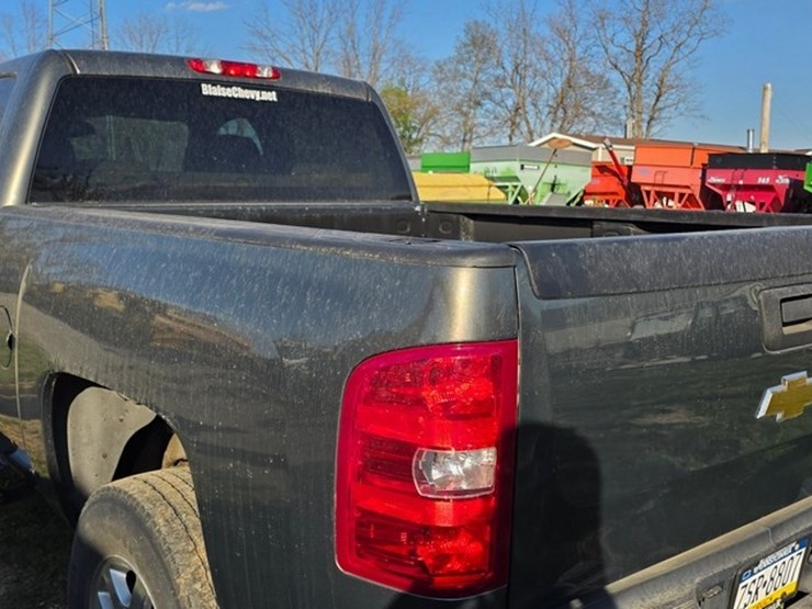 2011-chevrolet-2500-image-17