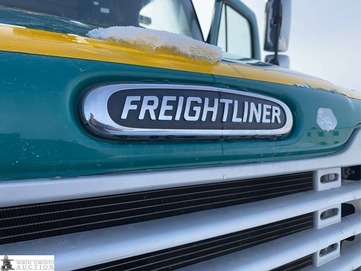 2010-freightliner-m2-106-image-53