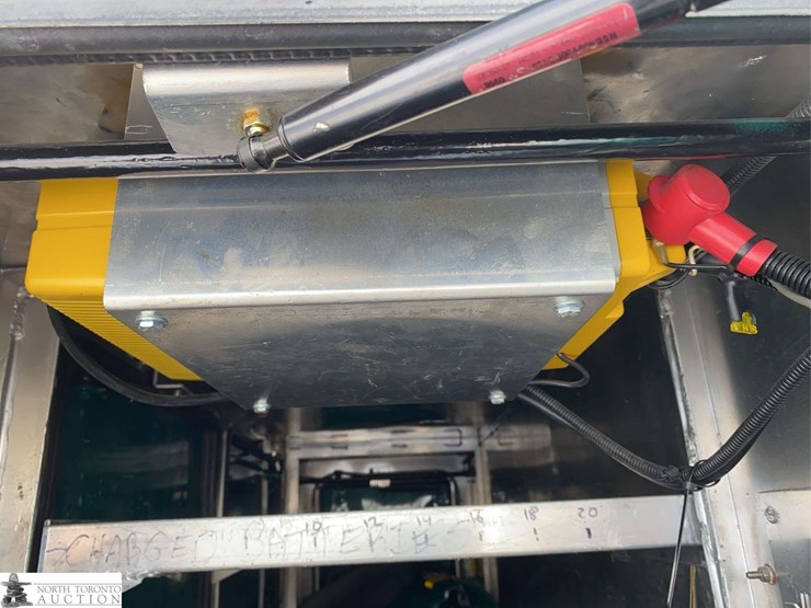 2010-freightliner-m2-106-image-45