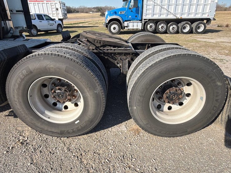 #31954-•-2012-volvo-tandem-axle-truck-tractor-image-13