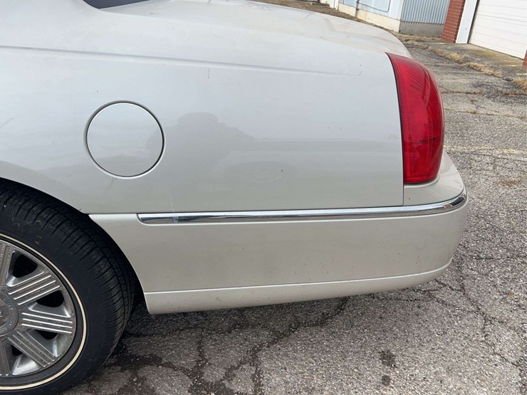 2005-lincoln-town-car-image-24