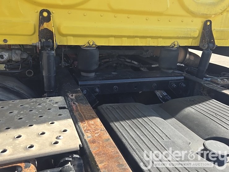 2014-freightliner-cascadia-113-image-60