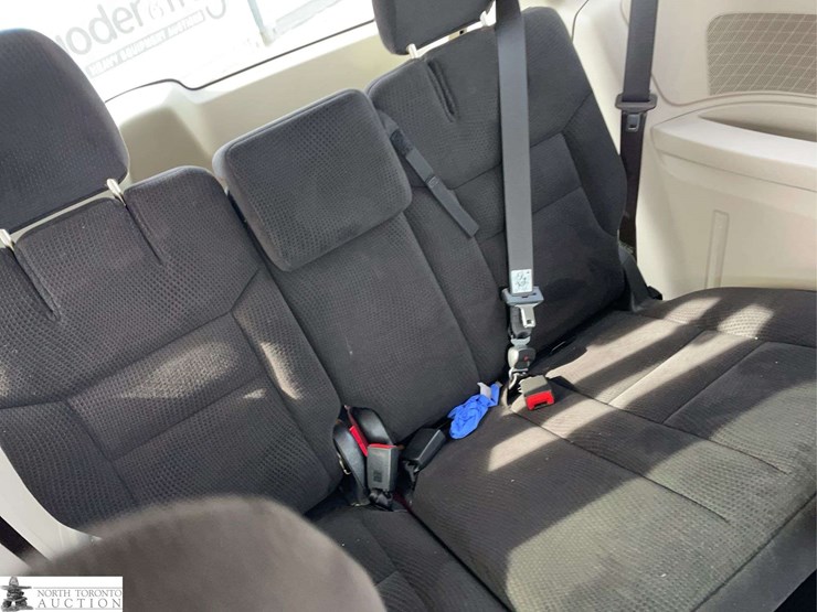 2014-dodge-grand-caravan-sxt-image-28