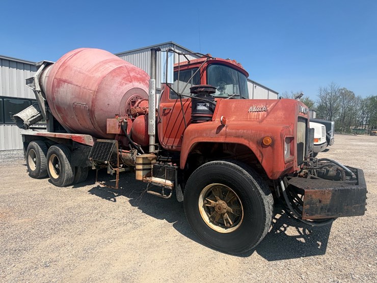 #31932-•-1986-mack-dm6-tandem-axle-concrete-truck-image-2