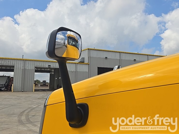 2012-freightliner-cascadia-125-image-79