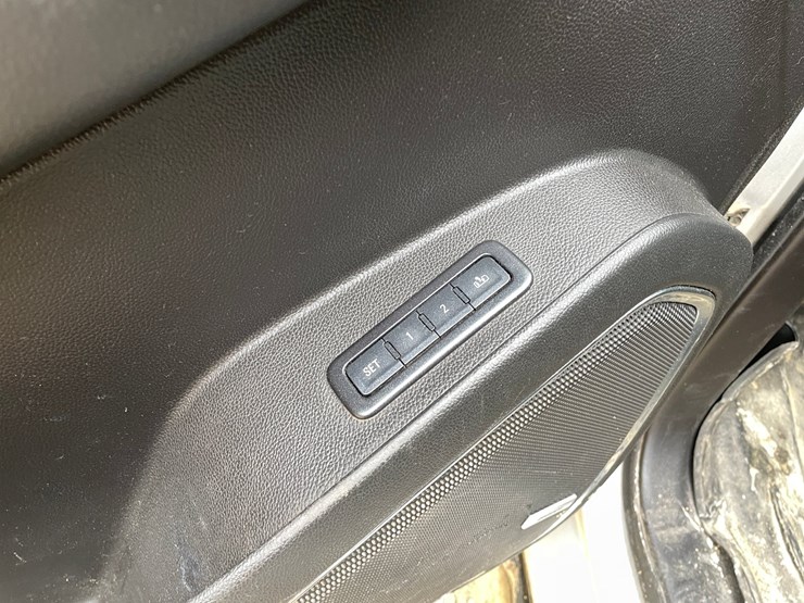 2015-chevrolet-suburban-image-36