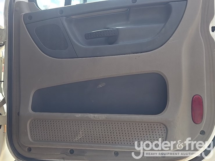 2011-freightliner-cascadia-125-image-86