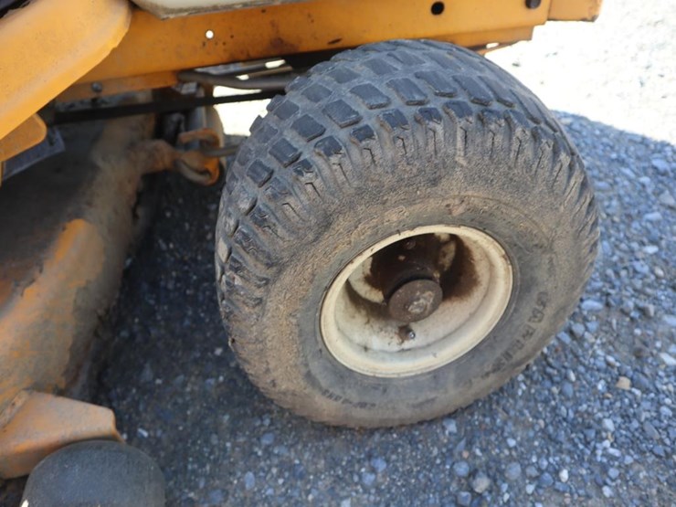 cub-cadet-riding-tractor-image-9