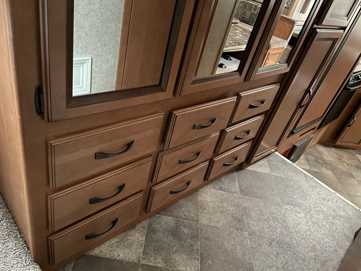 #201-•-2014-palomino-puma-253-fbs-27'-fifth-wheel-camper-(has-wi-title)-image-74