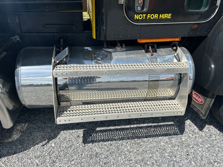 2005-peterbilt-335-image-19