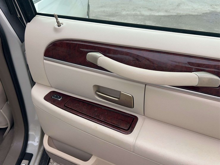 2005-lincoln-town-car-image-68