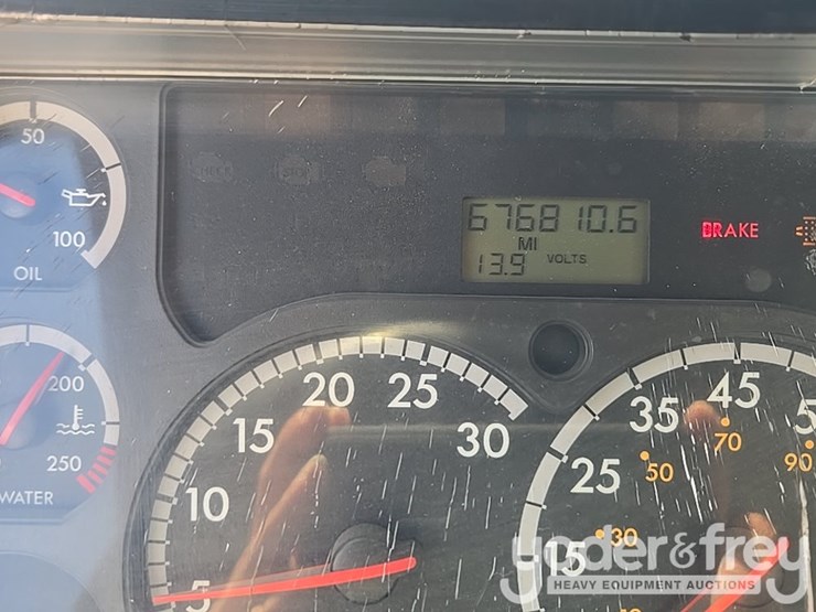 2011-freightliner-cascadia-125-image-80