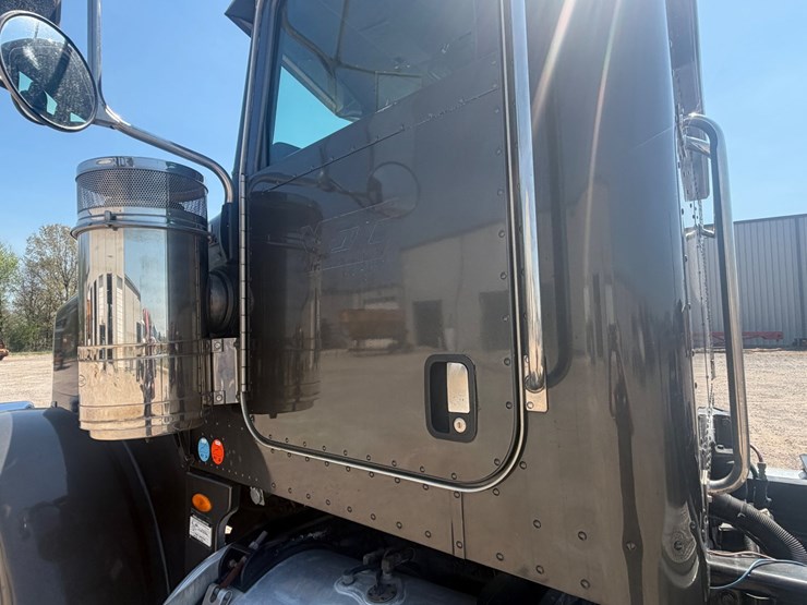 2009-peterbilt-367-image-33