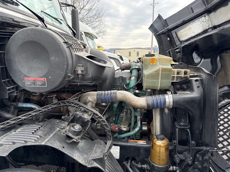 #31952-•-2010-volvo-vnl-tandem-axle-truck-tractor-image-32