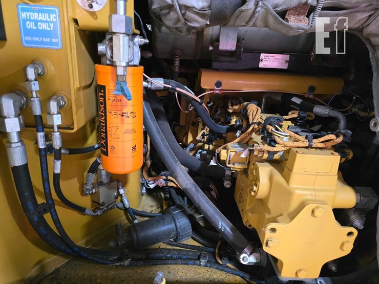 2017-caterpillar-cb10-image-21