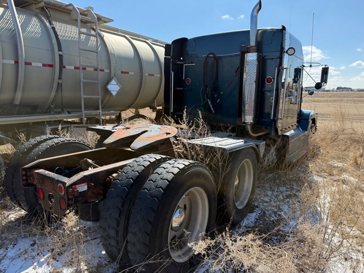 2000-freightliner-fld120-image-6