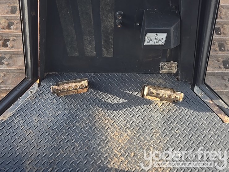 2016-case-750m-image-77