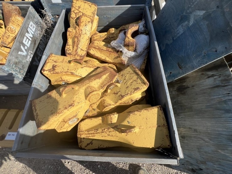 caterpillar-dig-bucket-teeth-image-1