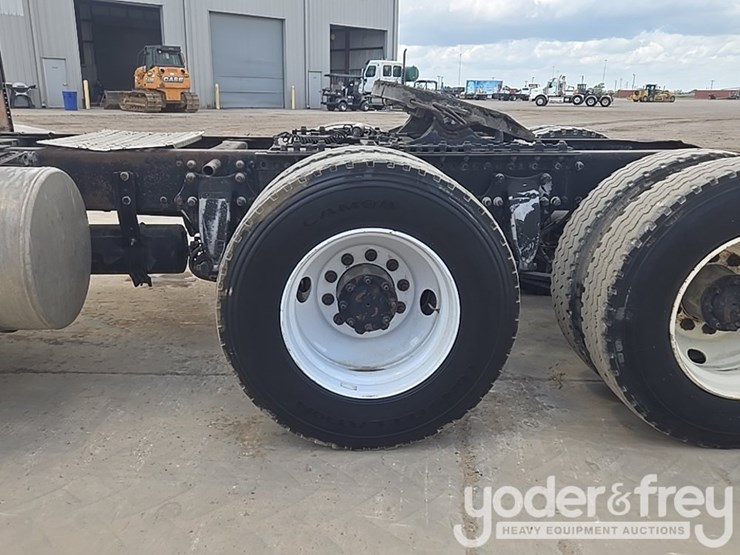 2011-freightliner-cascadia-125-image-12