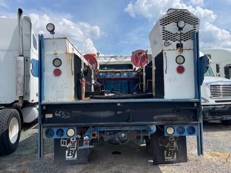 2007-peterbilt-335-image-5