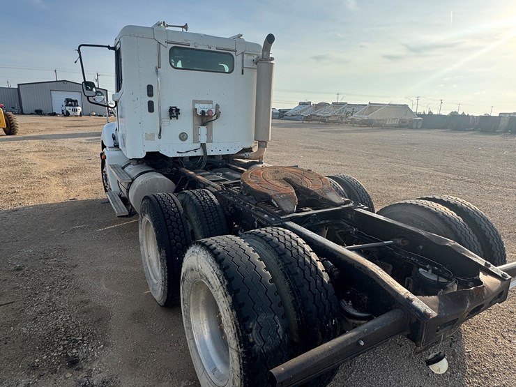 2005-freightliner-columbia-120-image-2