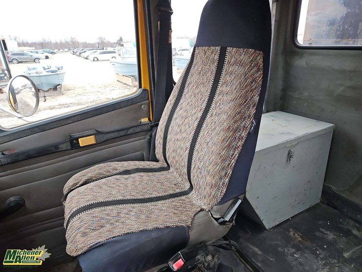 2004-freightliner-fl80-image-23