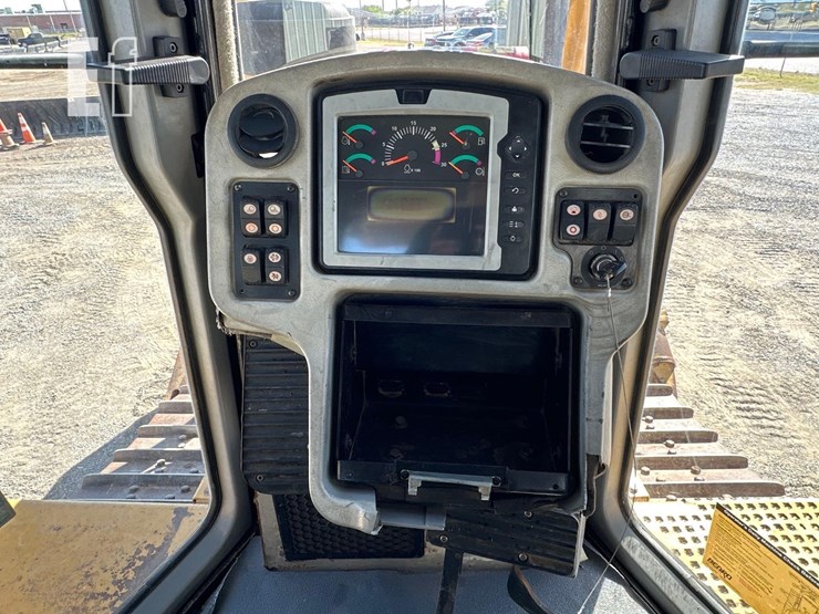 2011-caterpillar-d6t-image-19