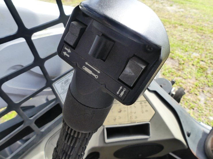 2015-bobcat-s570-image-14