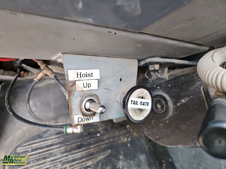 2004-freightliner-fl80-image-38