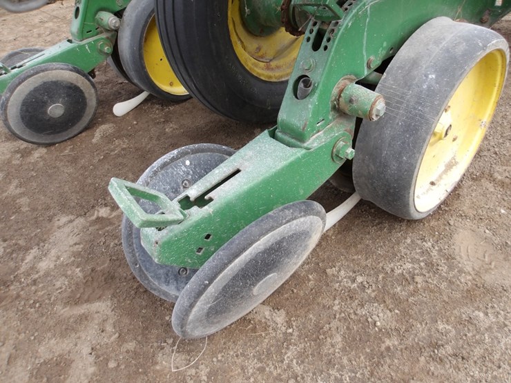 #7426-•-3pt-2-row-john-deere-planter-image-17