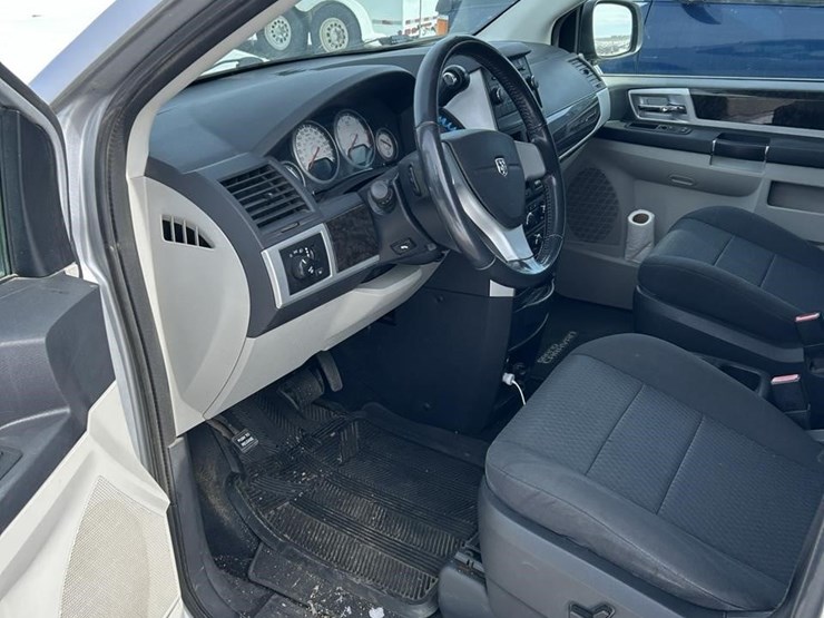 2010-dodge-grand-caravan-sxt-image-8