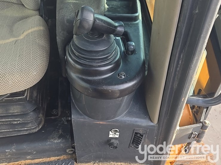 2016-case-750m-image-80