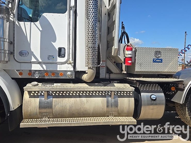 2014-kenworth-t880-image-38