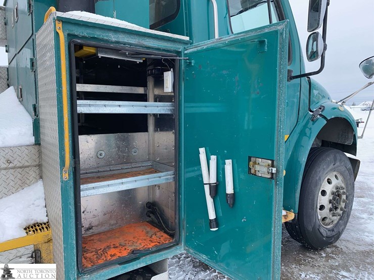 2011-freightliner-m2-106-image-38