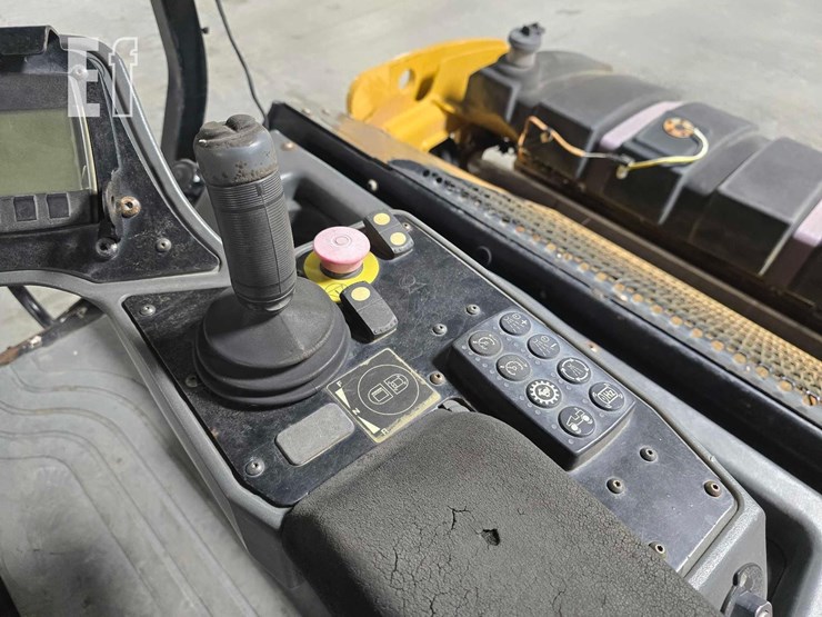 2017-caterpillar-cb10-image-19