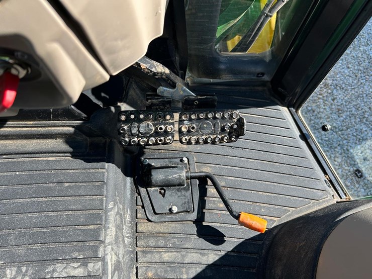 2021-john-deere-5075e-image-21