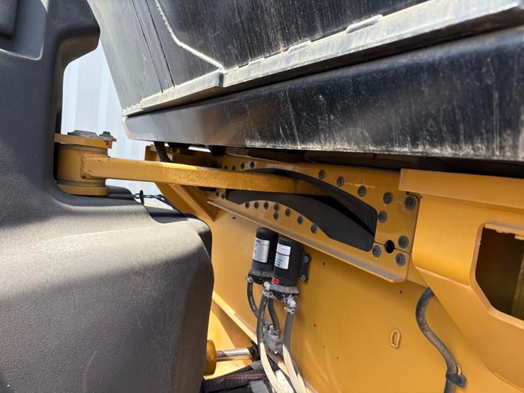 2018-caterpillar-cb13-image-13