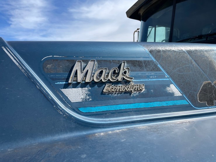 #401-•-1991-mack-rb688s-dump-truck-(has-mn-title)-image-9