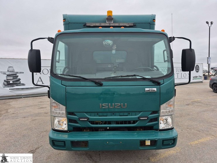 2016-isuzu-nqr-image-2