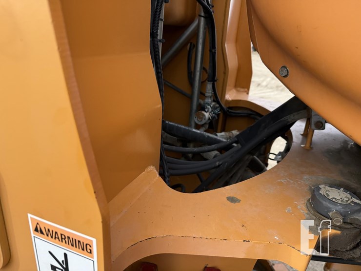 2010-case-721e-image-24