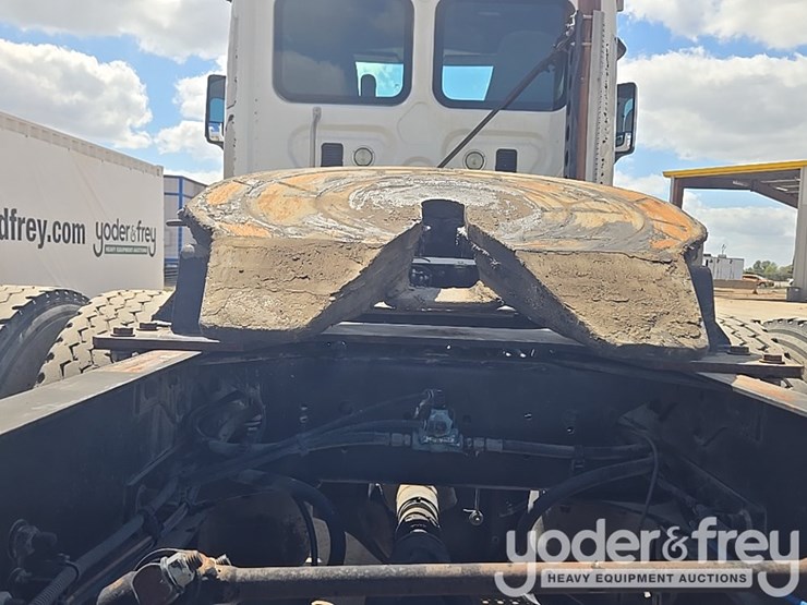 2011-freightliner-cascadia-125-image-29