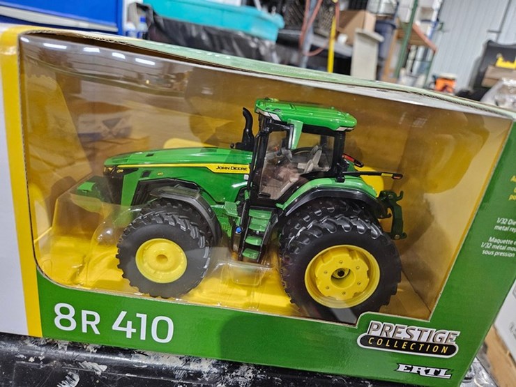 #1003-•-john-deere-8r-410-1/32-die-cast-toy-tractor-image-2