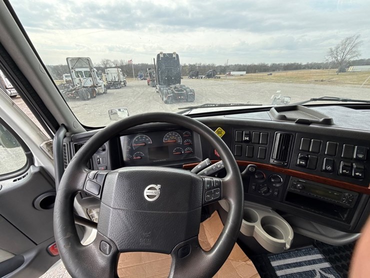 #31956-•-2012-volvo-vnl-tandem-axle-truck-tractor-image-21