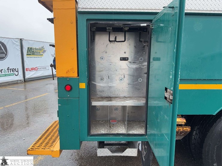 2011-freightliner-m2-106-image-15