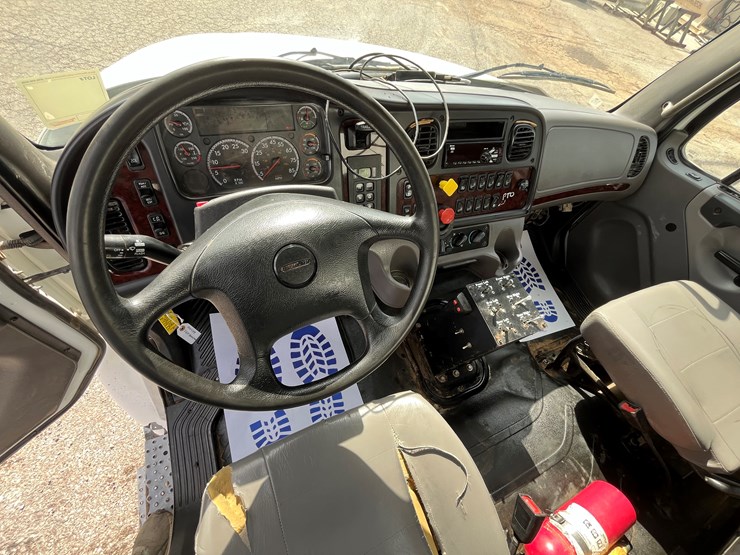 2020-freightliner-m2-106-image-19