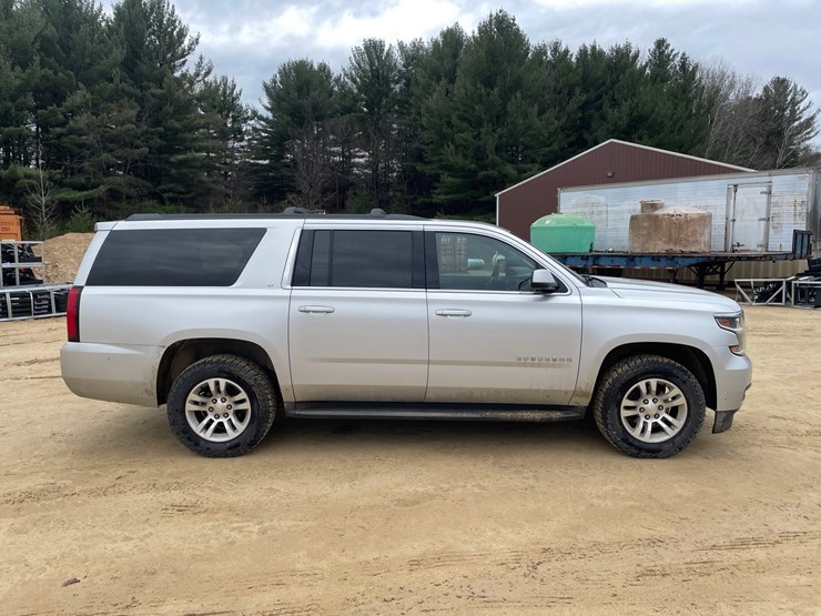 2015-chevrolet-suburban-image-4