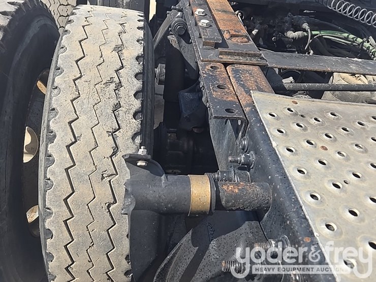 2014-freightliner-cascadia-113-image-29