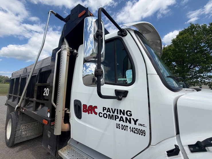 2020-freightliner-m2-106-image-18