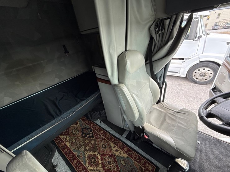 #31952-•-2010-volvo-vnl-tandem-axle-truck-tractor-image-42