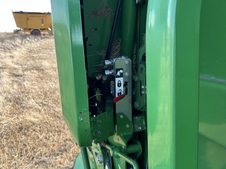 2019-john-deere-560m-image-32